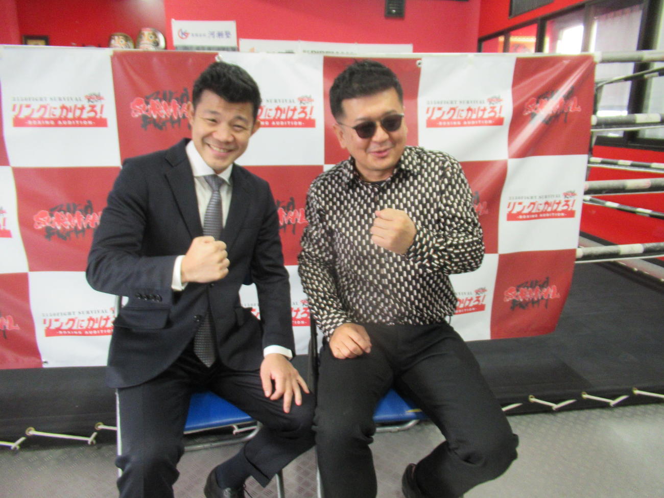 会見に臨んだ亀田興毅ファウンダー（左）とワタナベジムの深町マネジャー（2022・11・21 KWORLD3ジム　撮影・実藤健一）
