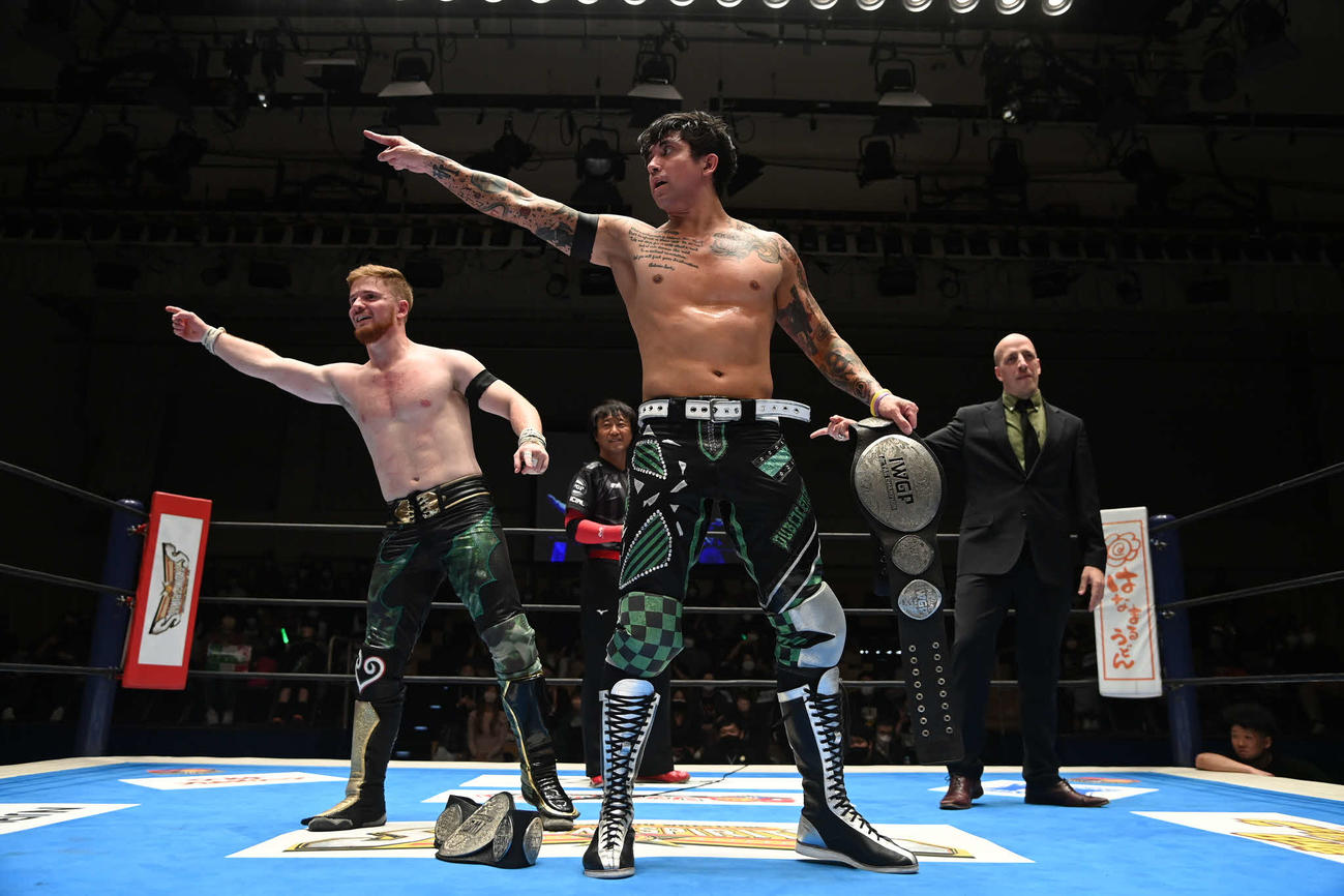 試合に勝利しポーズを決めるTJP（前）とアキラ（提供・新日本プロレス）