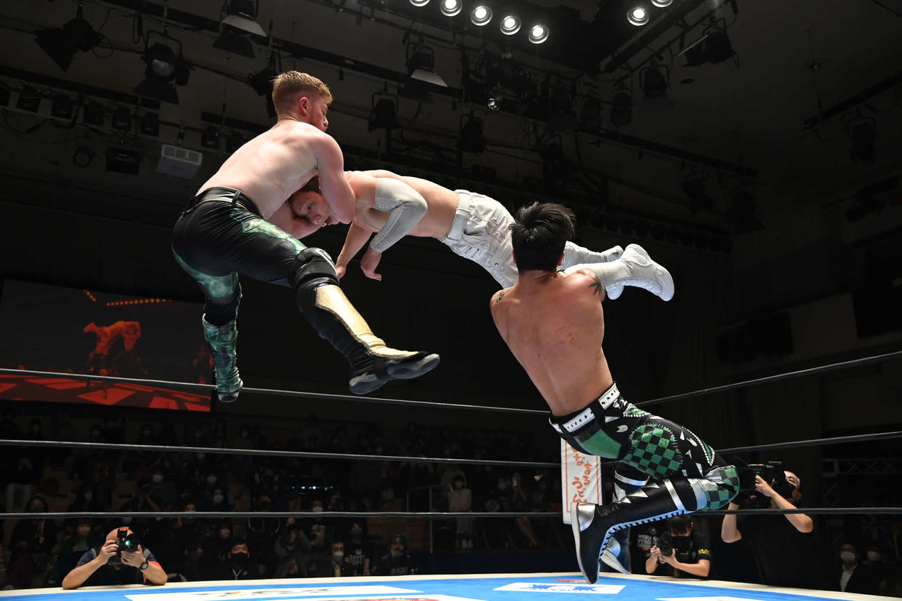 YOH（中央）にアリウープを決めるTJP（下）とアキラ（提供・新日本プロレス）