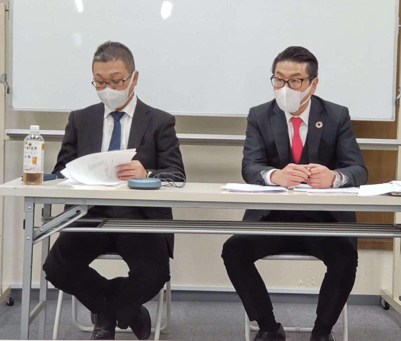 東日本ボクシング協会理事会後に会見するセレス小林会長（左）と斎田竜也事務局長