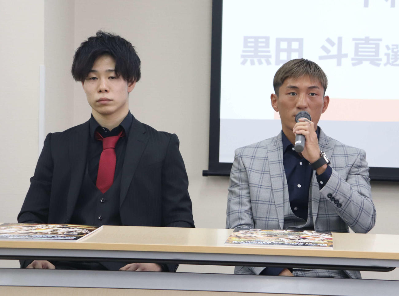「K－1 WORLD GP 2022 JAPAN」開催についての会見に出席した、椿原龍矢（左）と黒田斗真