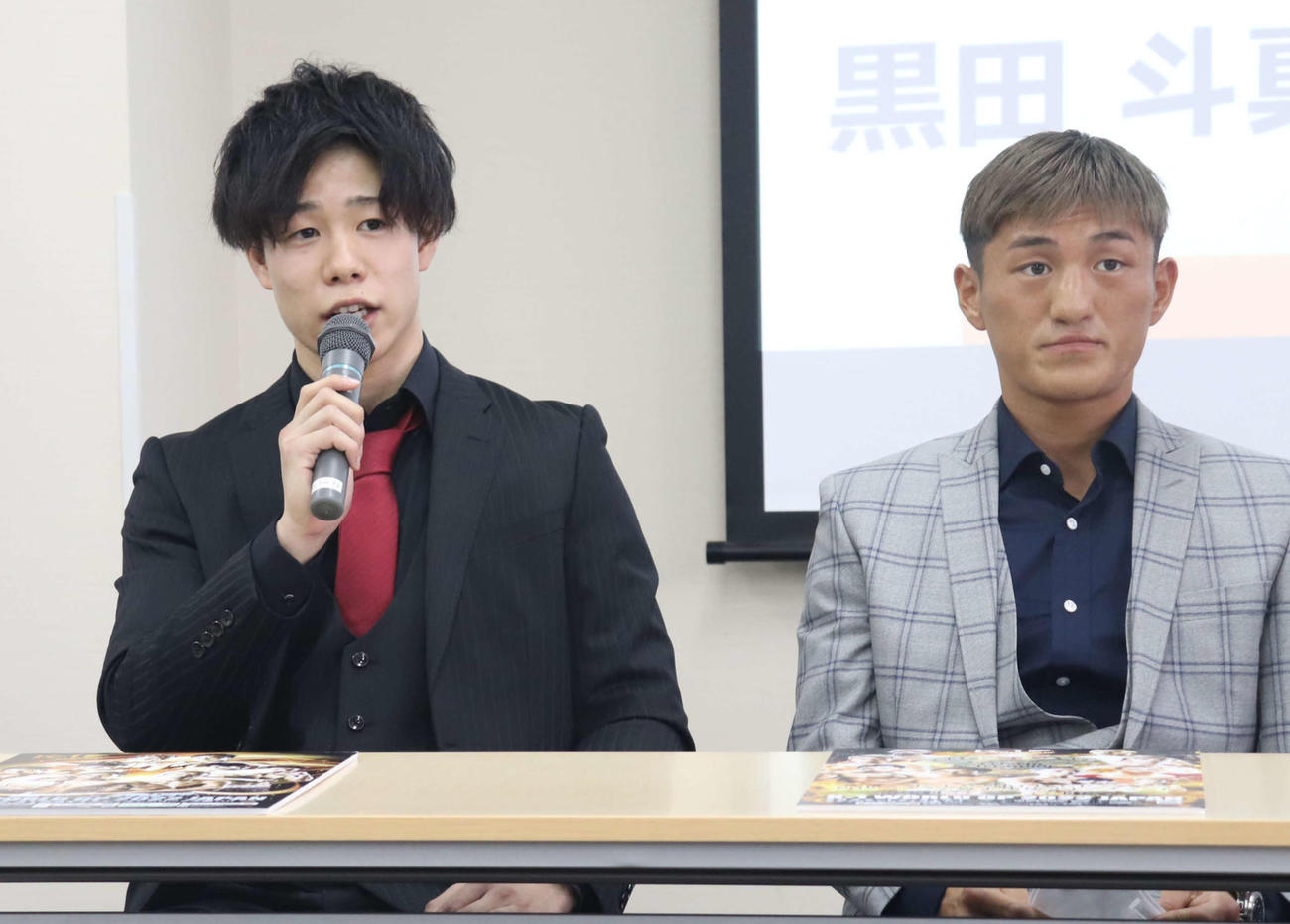 「K－1 WORLD GP 2022 JAPAN」開催についての会見に出席した、椿原龍矢（左）と黒田斗真