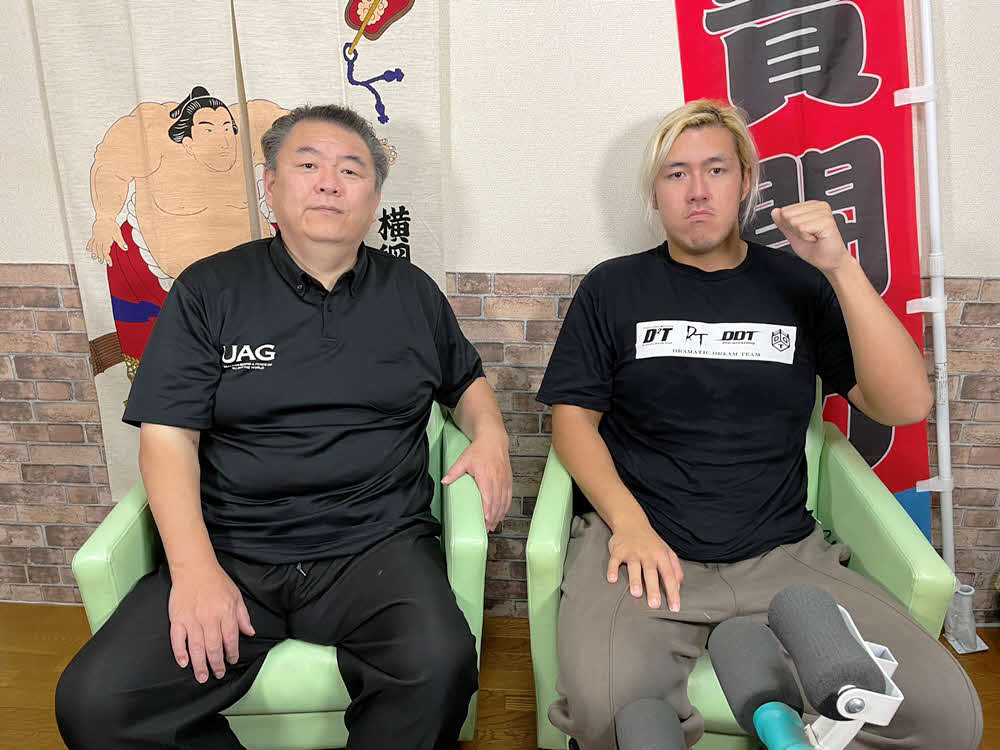 写真に納まる納谷（右）と貴闘力氏（提供・DDT）