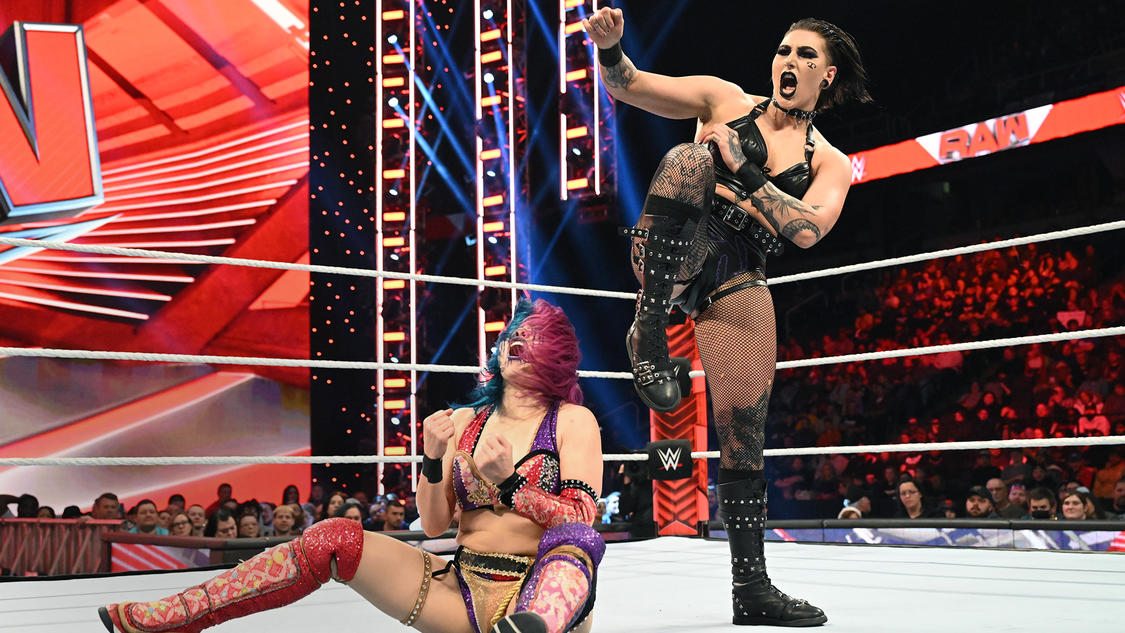 リア・リプリー（右）に背中を蹴られて苦しむアスカ（C）2022 WWE, Inc. All Rights Reserved.