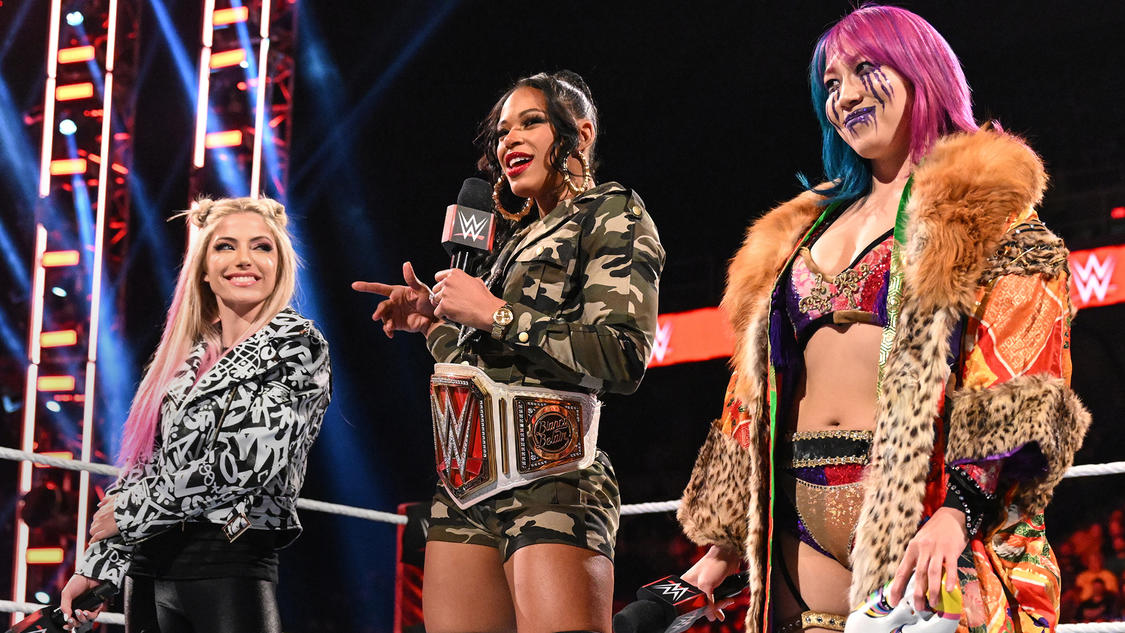 アレクサ・ブリス（左端）、ビアンカ・ブレア（中央）とリングに入ったアスカ（C）2022 WWE, Inc. All Rights Reserved.