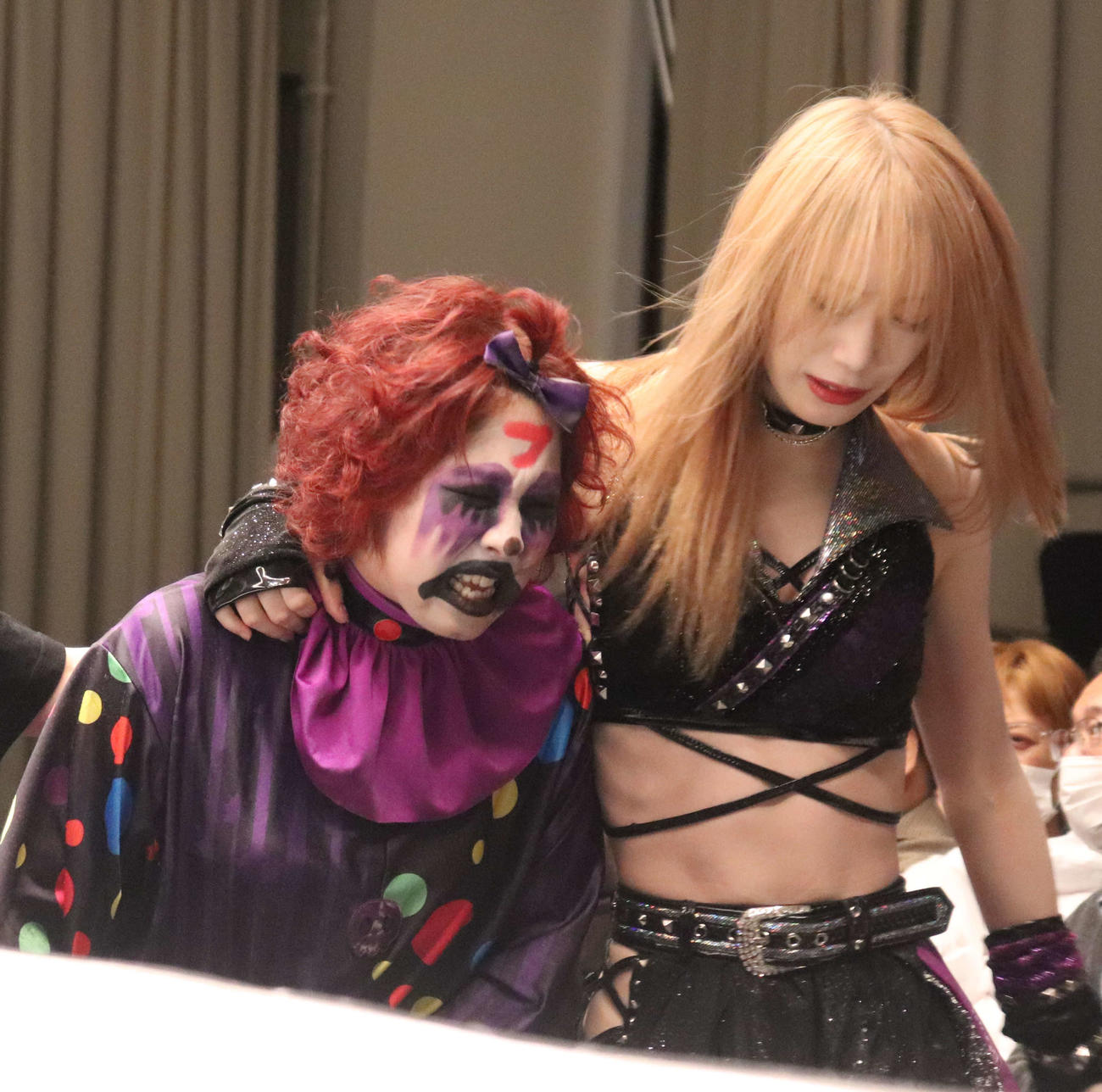 スターダム後楽園大会　試合に敗れ、引き上げるフキゲンです★（左）と鹿島沙希（撮影・渋谷征平）