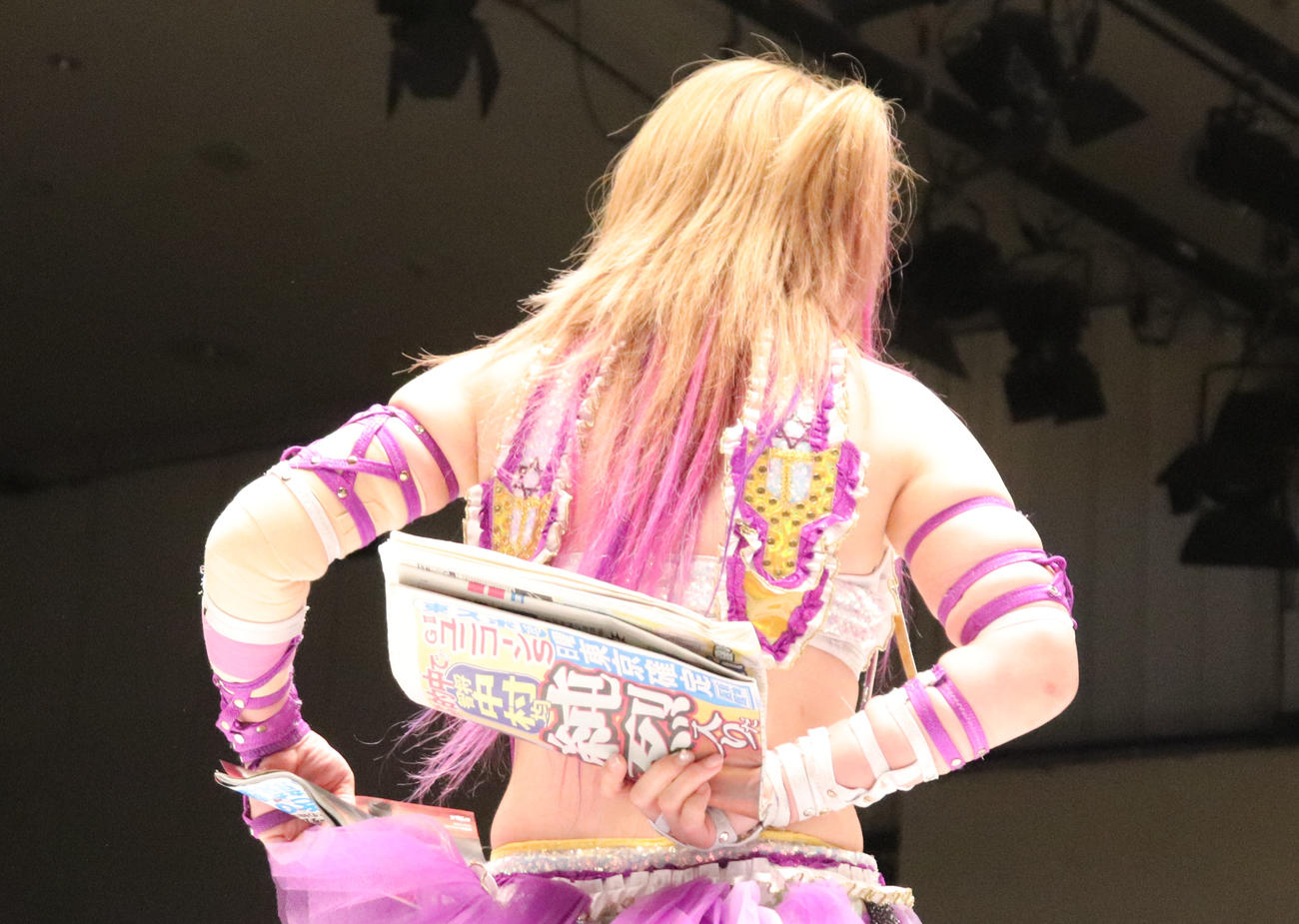 スポーツ紙を背中にしのばせ、フキゲンです★に近づく中野たむ（撮影・渋谷征平）