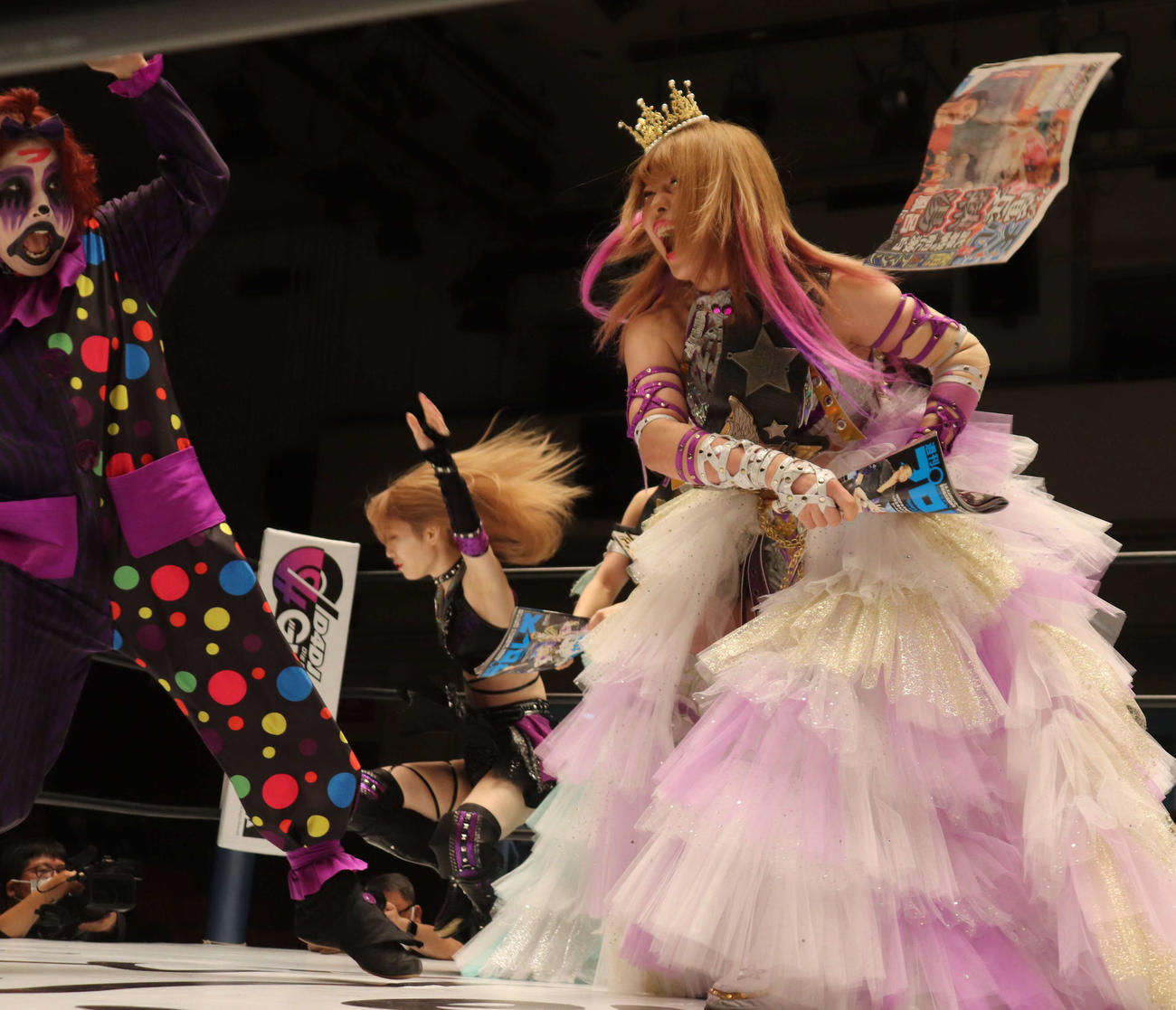 スターダム後楽園大会　中野たむ（右）は週刊誌を手にフキゲンです★を殴る（撮影・渋谷征平）