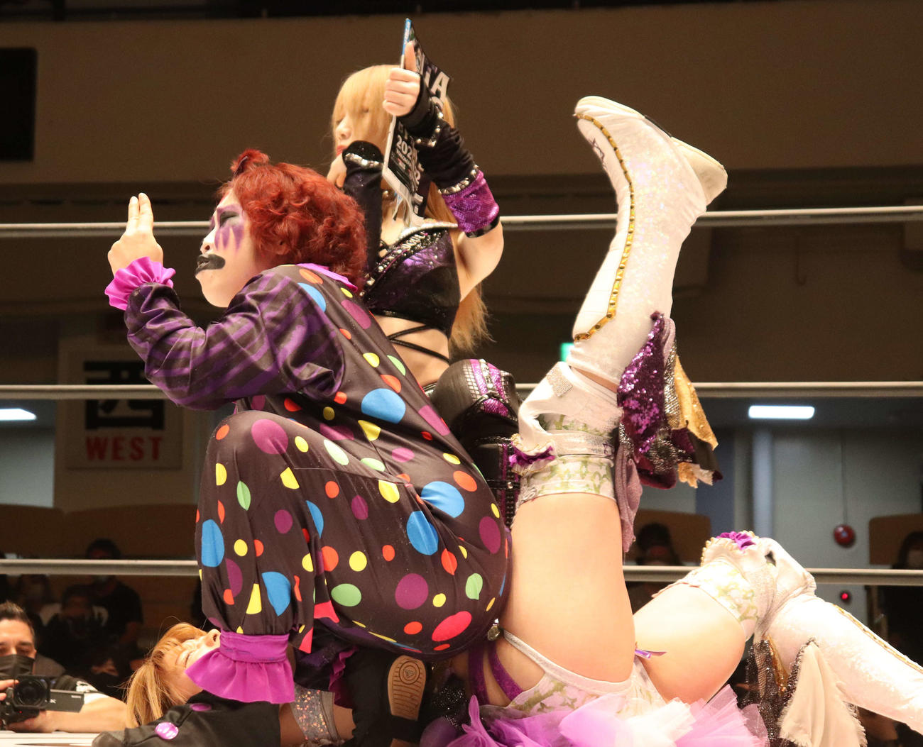 スターダム後楽園大会　週刊誌を手に押さえ込むフキゲンです★（手前）と鹿島沙希（撮影・渋谷征平）
