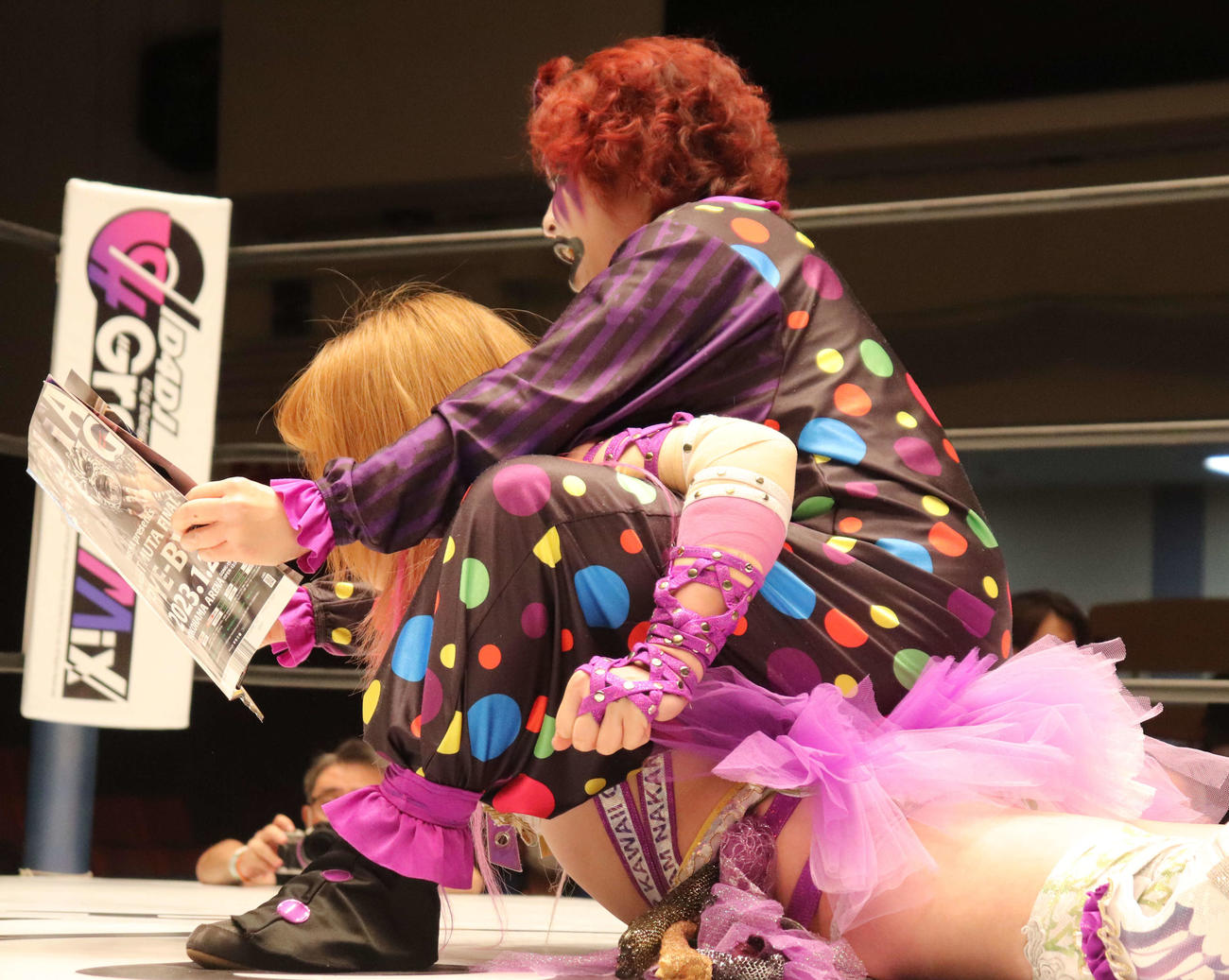 スターダム後楽園大会　週刊誌を手に中野たむを押さえ込むフキゲンです★（撮影・渋谷征平）