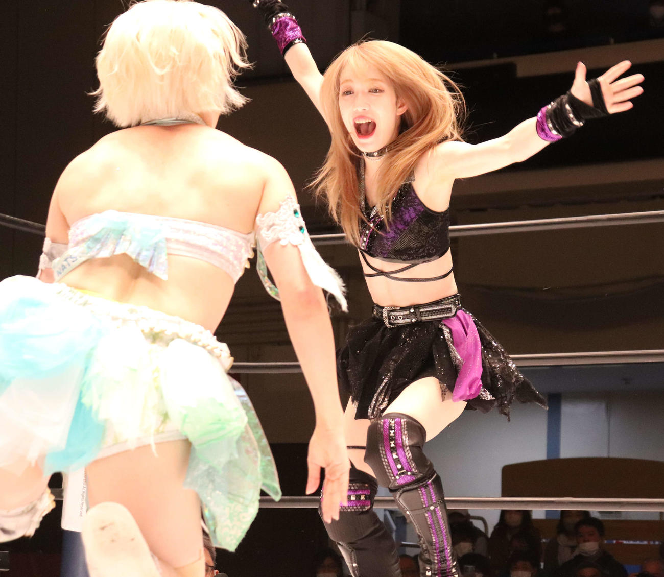 スターダム後楽園大会　なつぽいに攻撃を浴びせる鹿島沙希（撮影・渋谷征平）