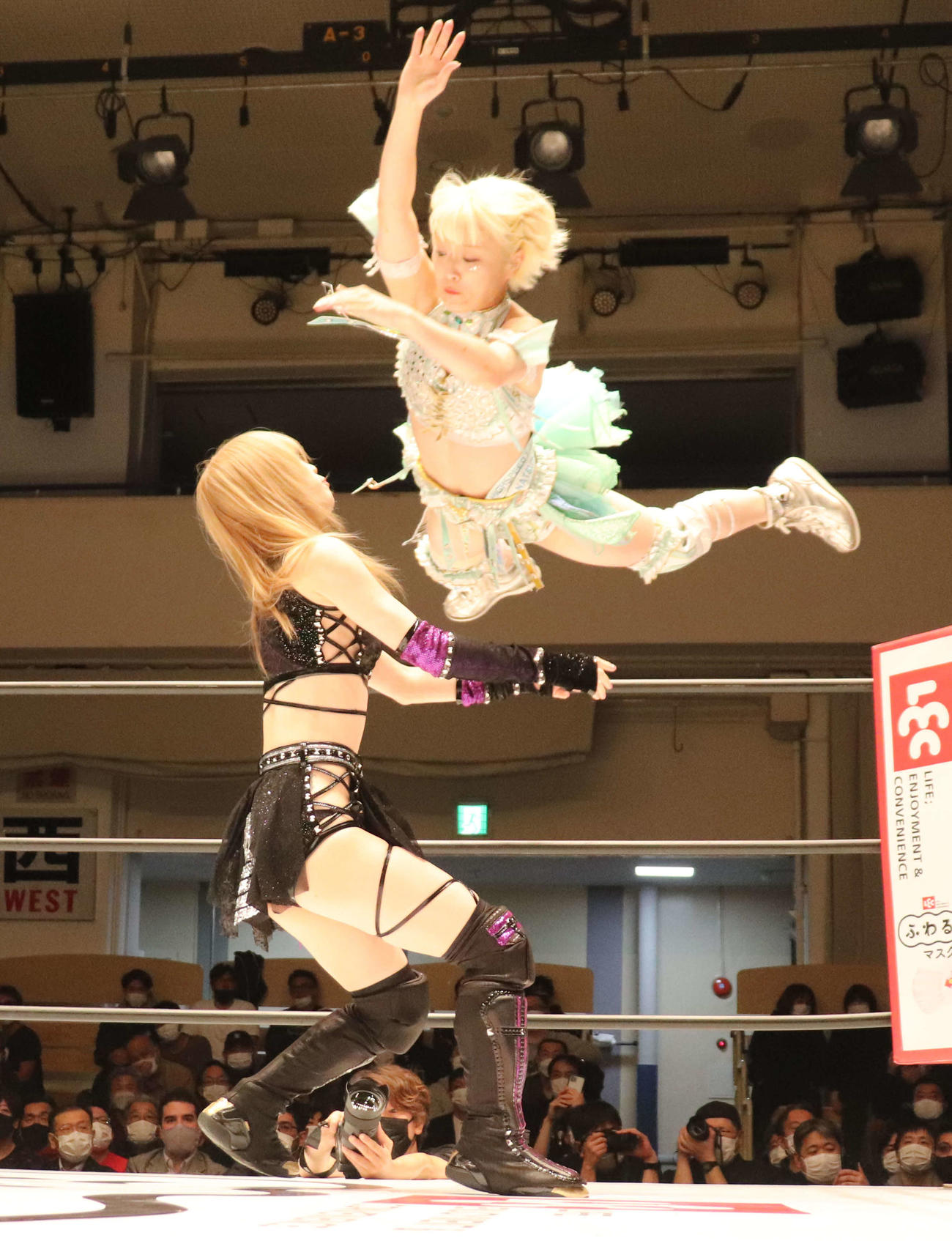 スターダム後楽園大会　なつぽいに攻撃を受ける鹿島沙希（撮影・渋谷征平）