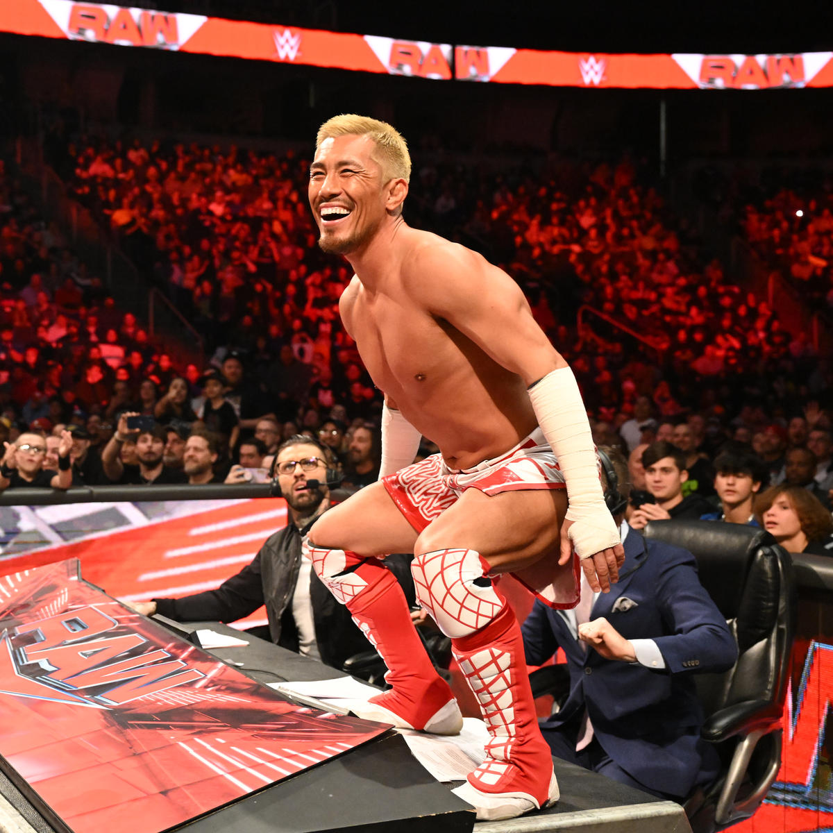 解説席上から姿をみせた金髪の戸沢陽（C）2022 WWE, Inc. All Rights Reserved.
