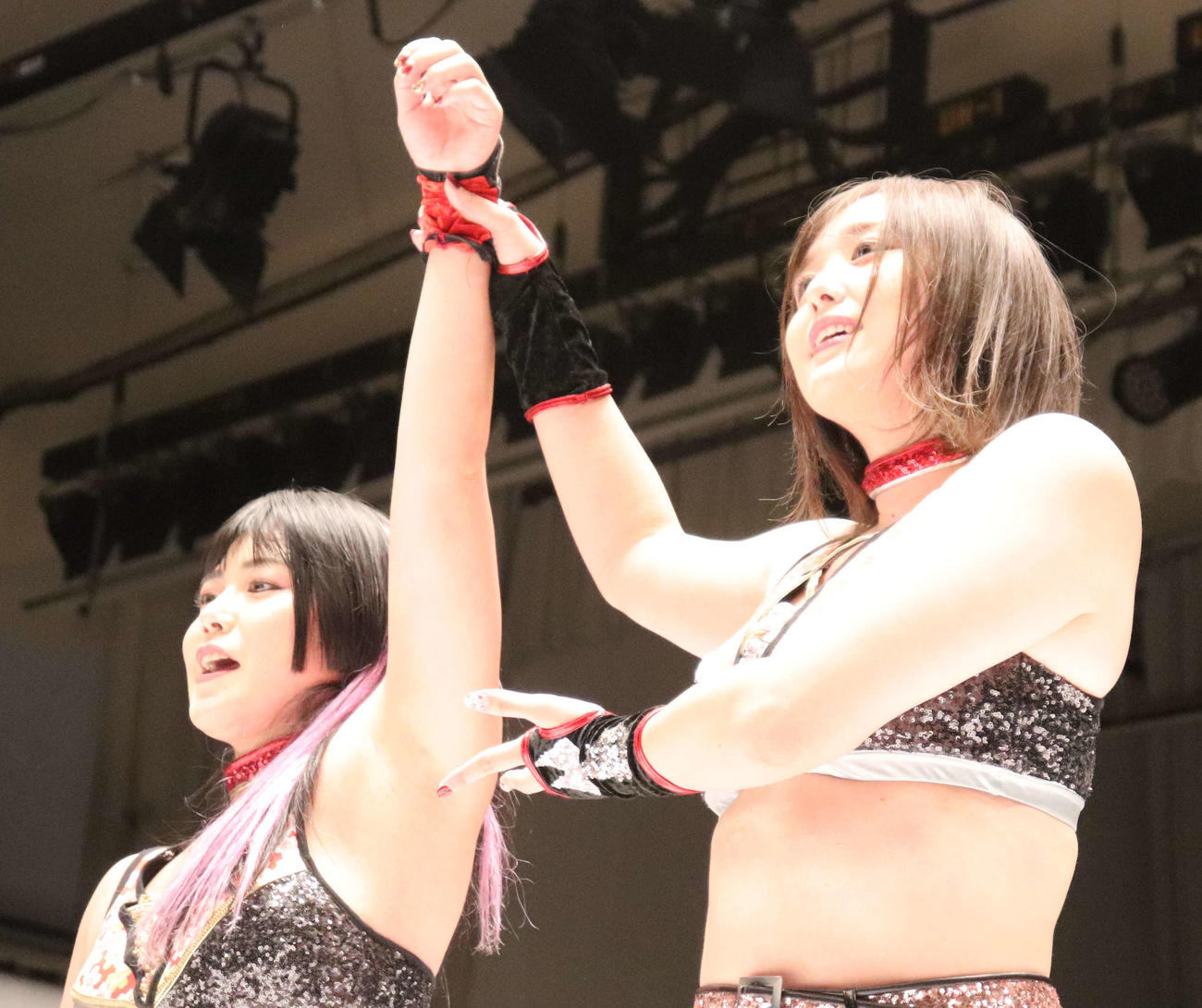スターダム後楽園大会　勝利をたたえ合う舞華（左）とひめか（撮影・渋谷征平）