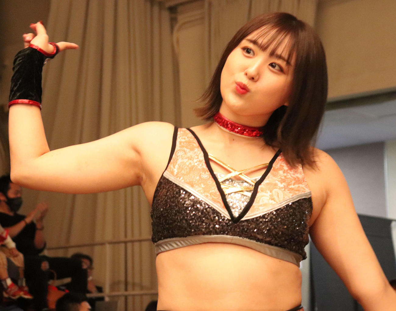 スターダム後楽園大会　かわいらしいポーズで登場するひめか（撮影・渋谷征平）