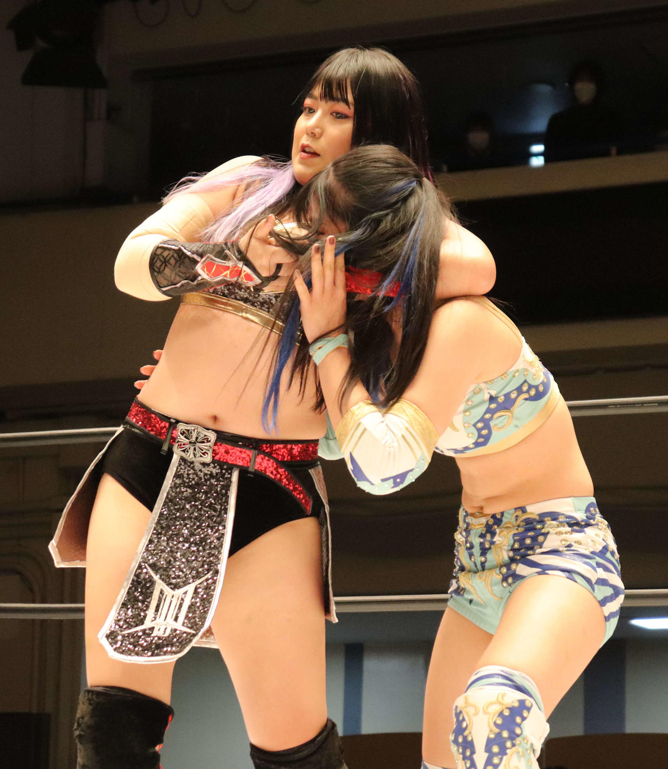 スターダム後楽園大会　天咲光由に強烈なヘッドロックを決める舞華（撮影・渋谷征平）
