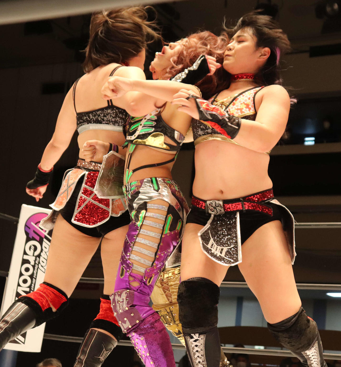 スターダム後楽園大会　AZMに豪快にラリアットを決める舞華（右）とひめか（撮影・渋谷征平）