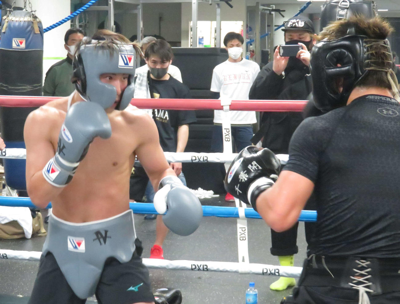 東洋太平洋バンタム級王者千葉開（右）と6ラウンドのスパーリングを消化したWBAスーパー、WBC、IBF世界同級王者井上尚弥
