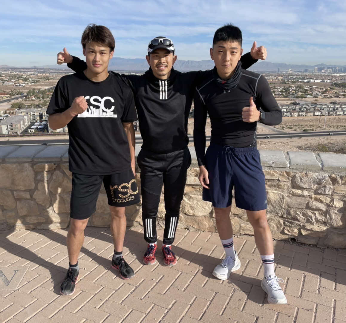 WBO世界スーパーフライ級王者井岡一翔（中央）、元WBOアジア・パシフィック・フェザー級王者森武蔵（右端）と米国合宿中の堤駿斗（志成ジム提供）