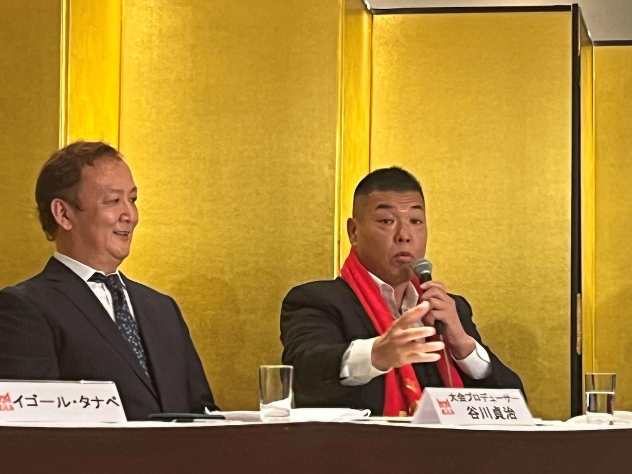 記者会見で語気を荒らげる小川。左は谷川プロデューサー（撮影・勝部晃多）