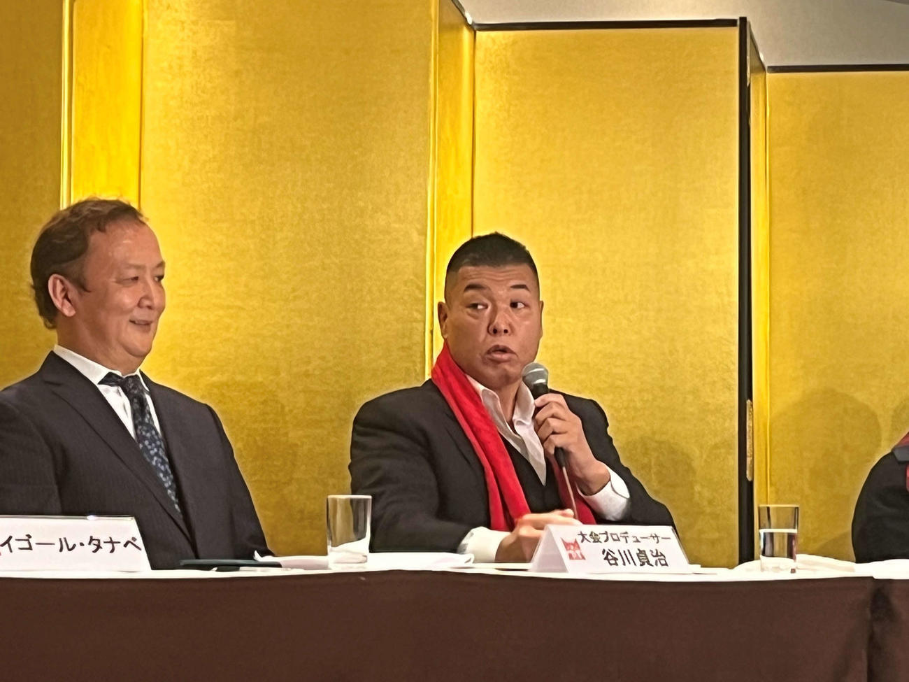 記者会見で語気を荒らげる小川。左は谷川プロデューサー（撮影・勝部晃多）
