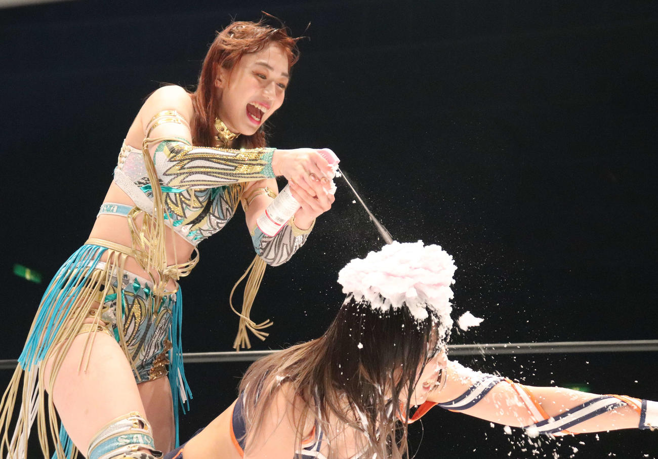 スターダムとどろき大会　上谷沙弥からシャンプー攻撃を受けるレディ・C（右）（撮影・渋谷征平）