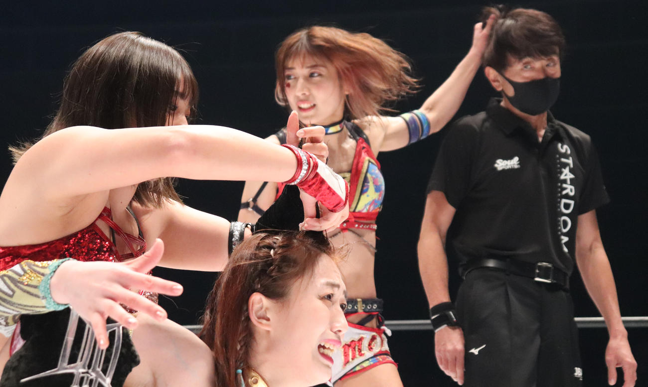 スターダムとどろき大会　ひめかと上谷沙弥の後ろで村山レフェリーの髪をつかむ向後桃（撮影・渋谷征平）