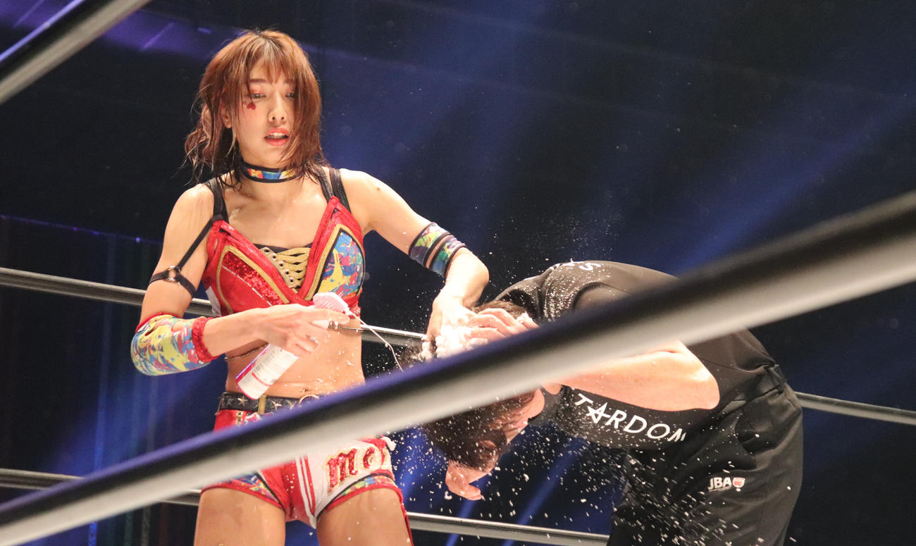 スターダムとどろき大会　村山レフェリーにシャンプー攻撃をする向後桃（撮影・渋谷征平）
