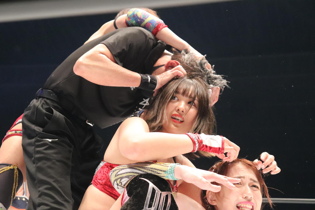スターダムとどろき大会　上谷沙弥、ひめか、村山レフェリーの上からシャンプー攻撃をする向後桃（撮影・渋谷征平）