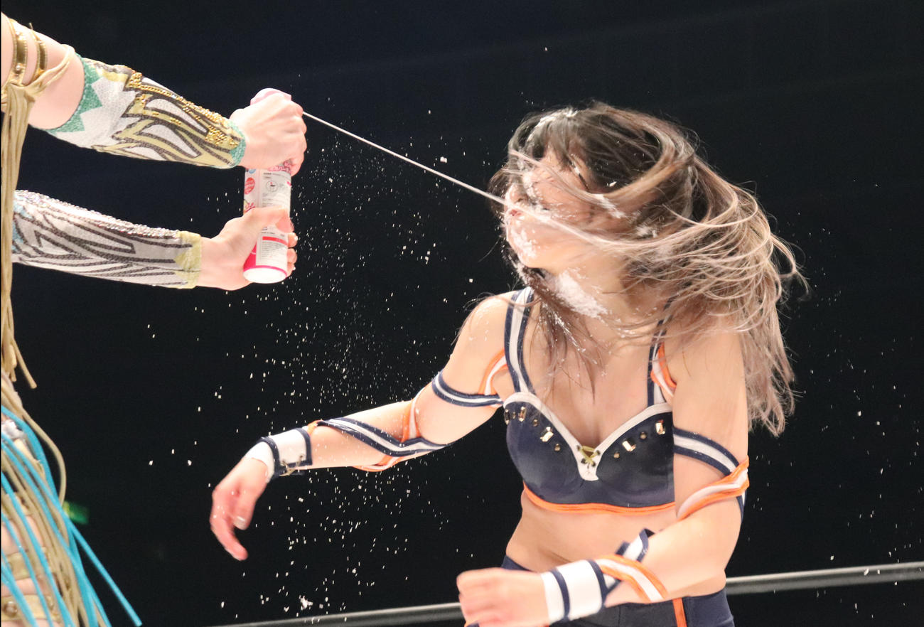 スターダムとどろき大会　上谷沙弥のシャンプー攻撃を誤爆してしまうレディ・C（撮影・渋谷征平）
