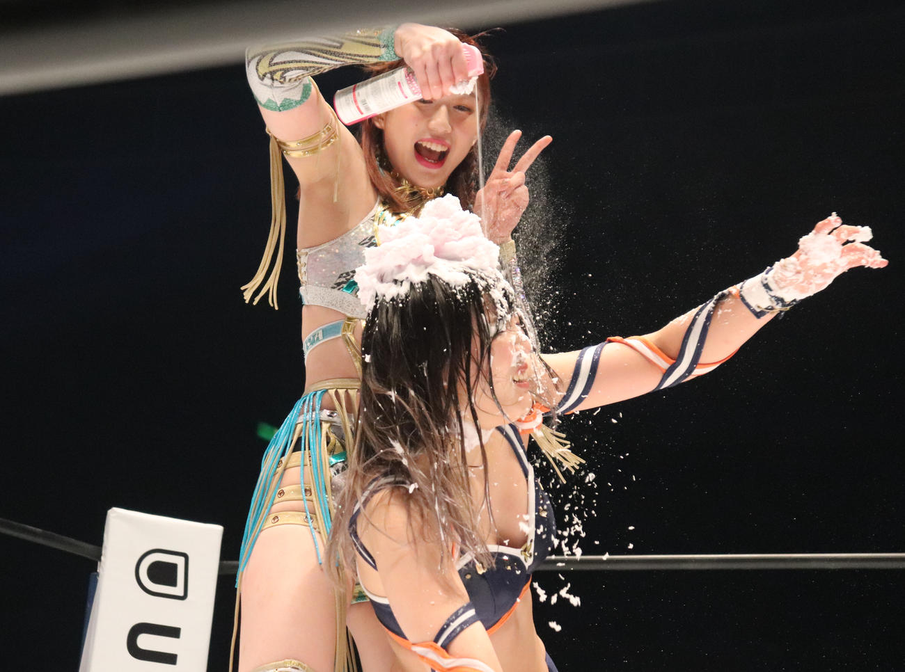 スターダムとどろき大会　レディ・Cにシャンプー攻撃をしながらピースをする上谷沙弥（撮影・渋谷征平）