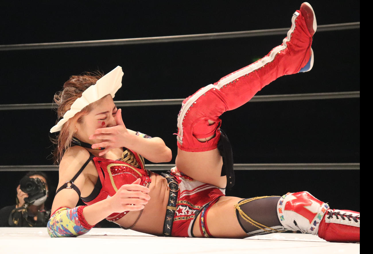 スターダムとどろき大会　シャンプーハットをかぶって復活したものの、すぐに滑って転んでしまった向後桃（撮影・渋谷征平）