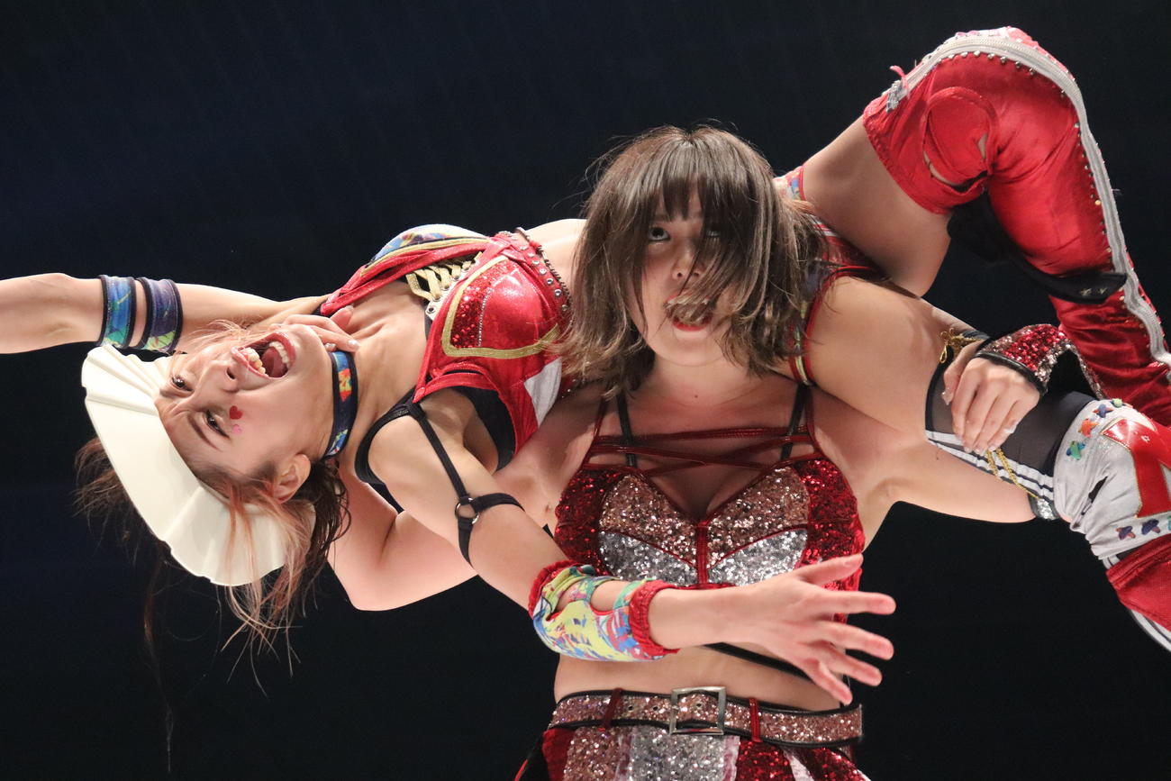 スターダムとどろき大会　アルゼンチン・バックブリーカーで向後桃を担ぎ上げるひめか（撮影・渋谷征平）