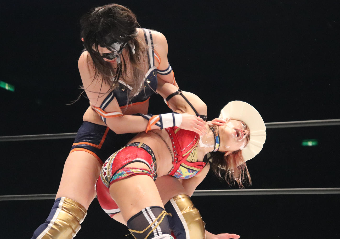 スターダムとどろき大会　ゴーグルを装着し、向後桃を攻めるレディ・C（撮影・渋谷征平）
