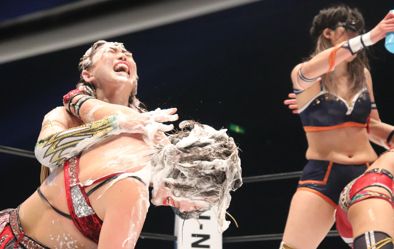 スターダムとどろき大会　泡だらけになりながら、攻撃しあうひめか（手前）と上谷沙弥（撮影・渋谷征平）