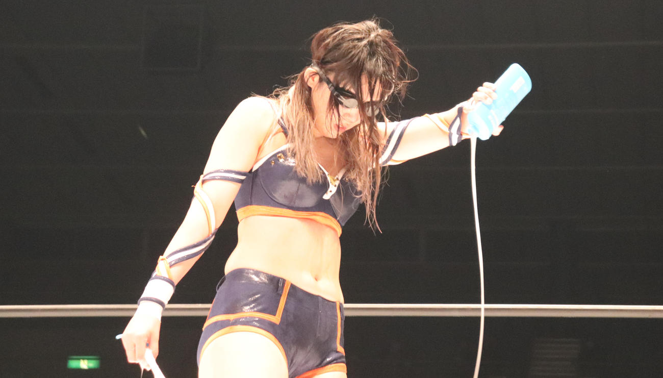 スターダムとどろき大会　勝利し、シャンプーの中身を出すレディ・C（撮影・渋谷征平）