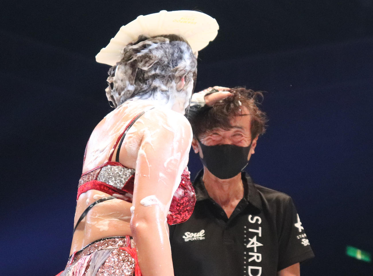 スターダムとどろき大会　泡だらけのひめかに笑顔の村山レフェリー（撮影・渋谷征平）