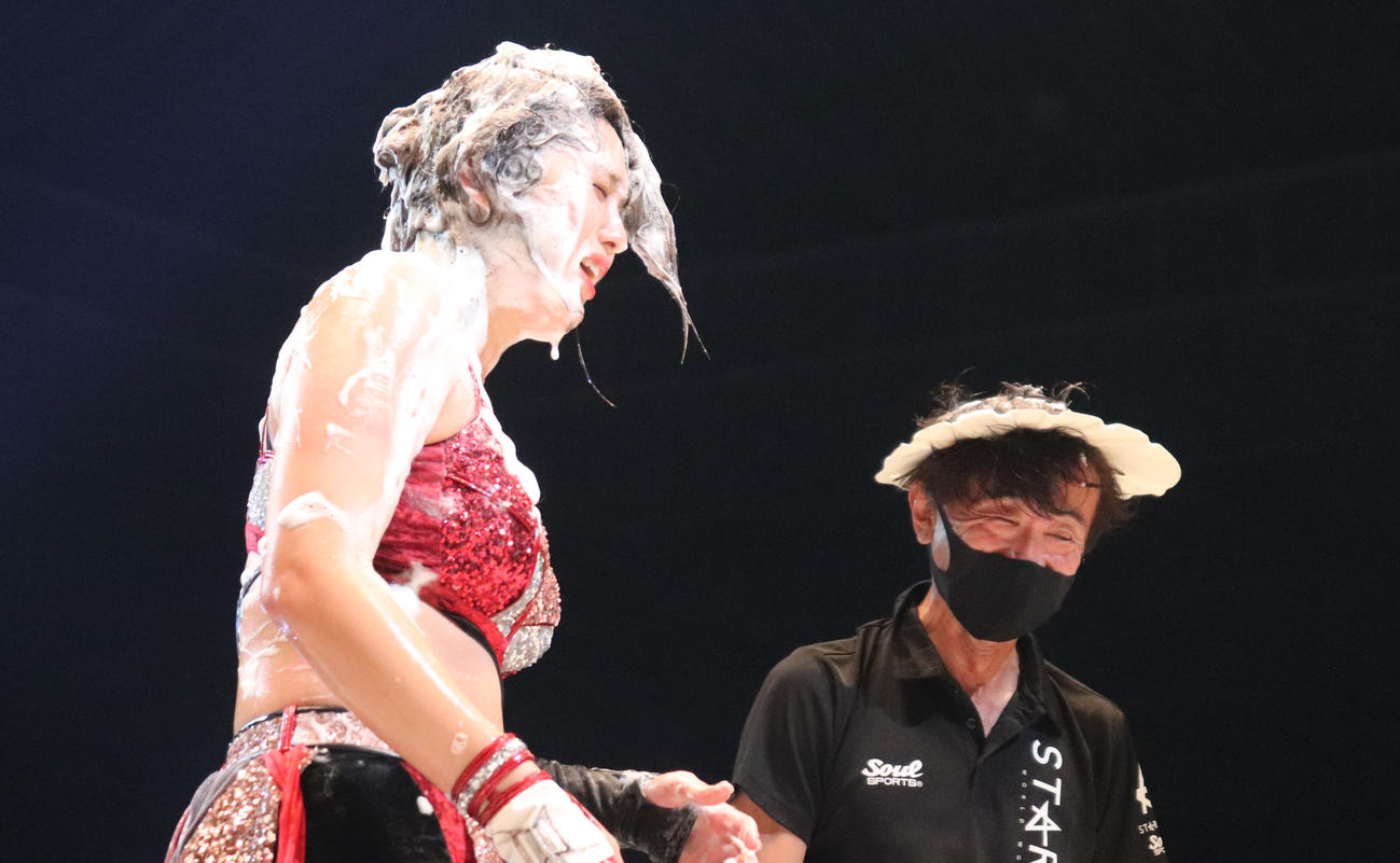 スターダムとどろき大会　泡だらけのひめかにシャンプーハットをかぶせられ笑顔の村山レフェリー（撮影・渋谷征平）