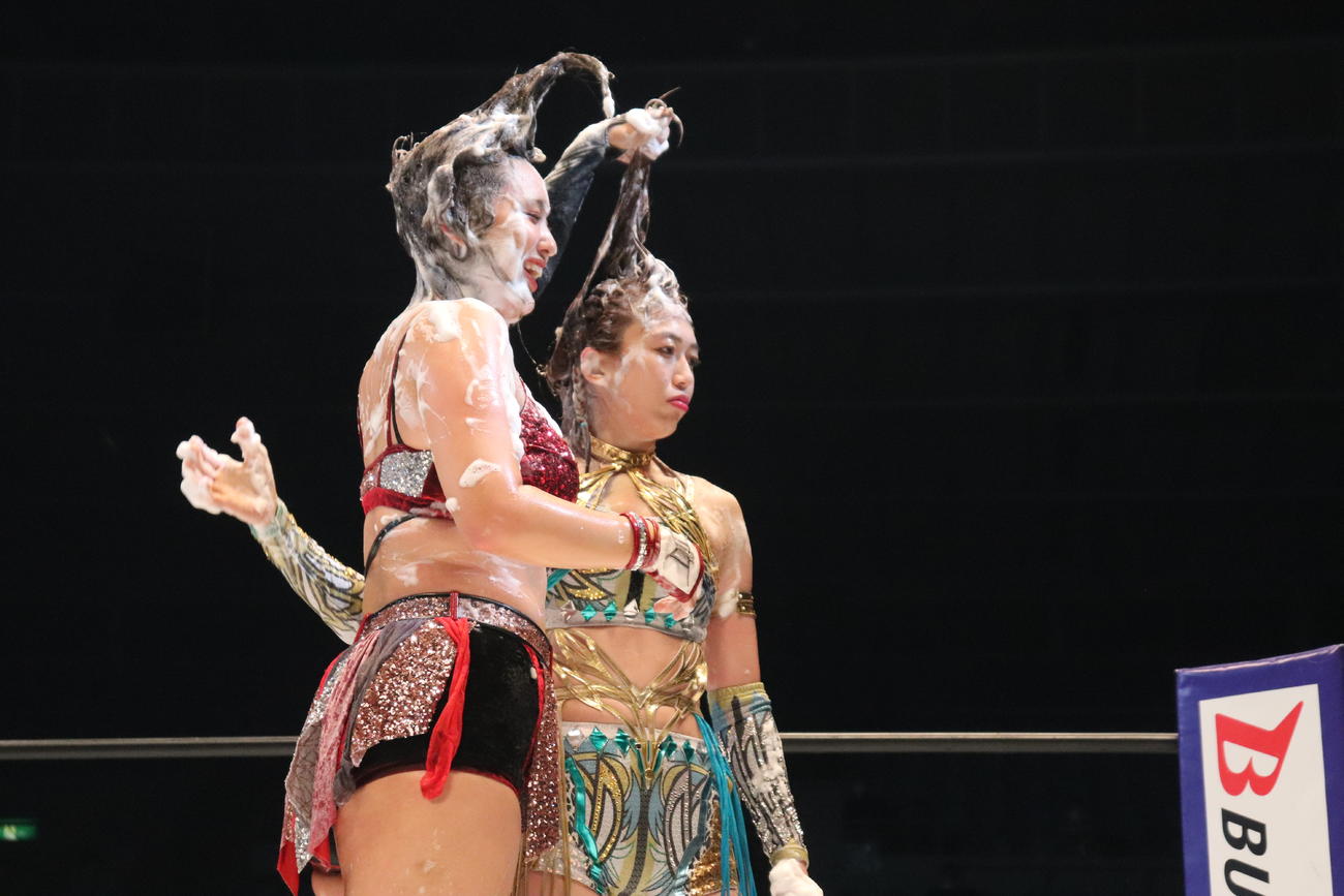 スターダムとどろき大会　お互いの髪を縦に引っ張り、長さを競い合う？ひめか（左）と上谷沙弥（撮影・渋谷征平）