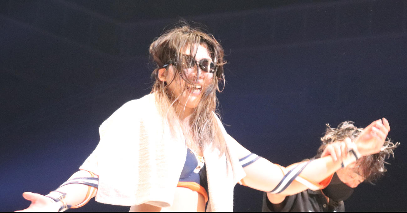 スターダムとどろき大会　勝利し、喜ぶレディ・C（撮影・渋谷征平）