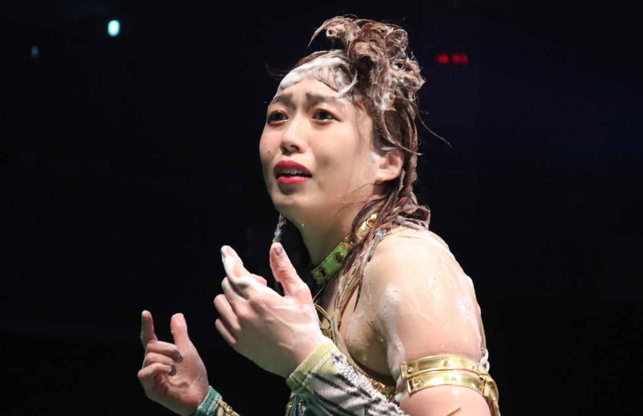 スターダムとどろき大会　泡まみれになりながらも試合に敗れ、なんとも言えない表情の上谷沙弥（撮影・渋谷征平）