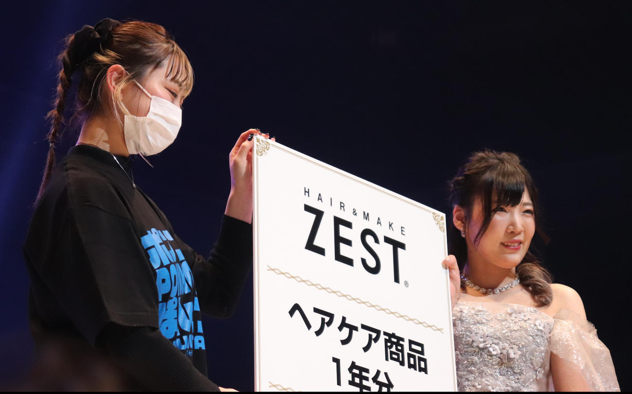 スターダムとどろき大会　美容室からヘアケア用品1年分を提供されるレディ・C（撮影・渋谷征平）