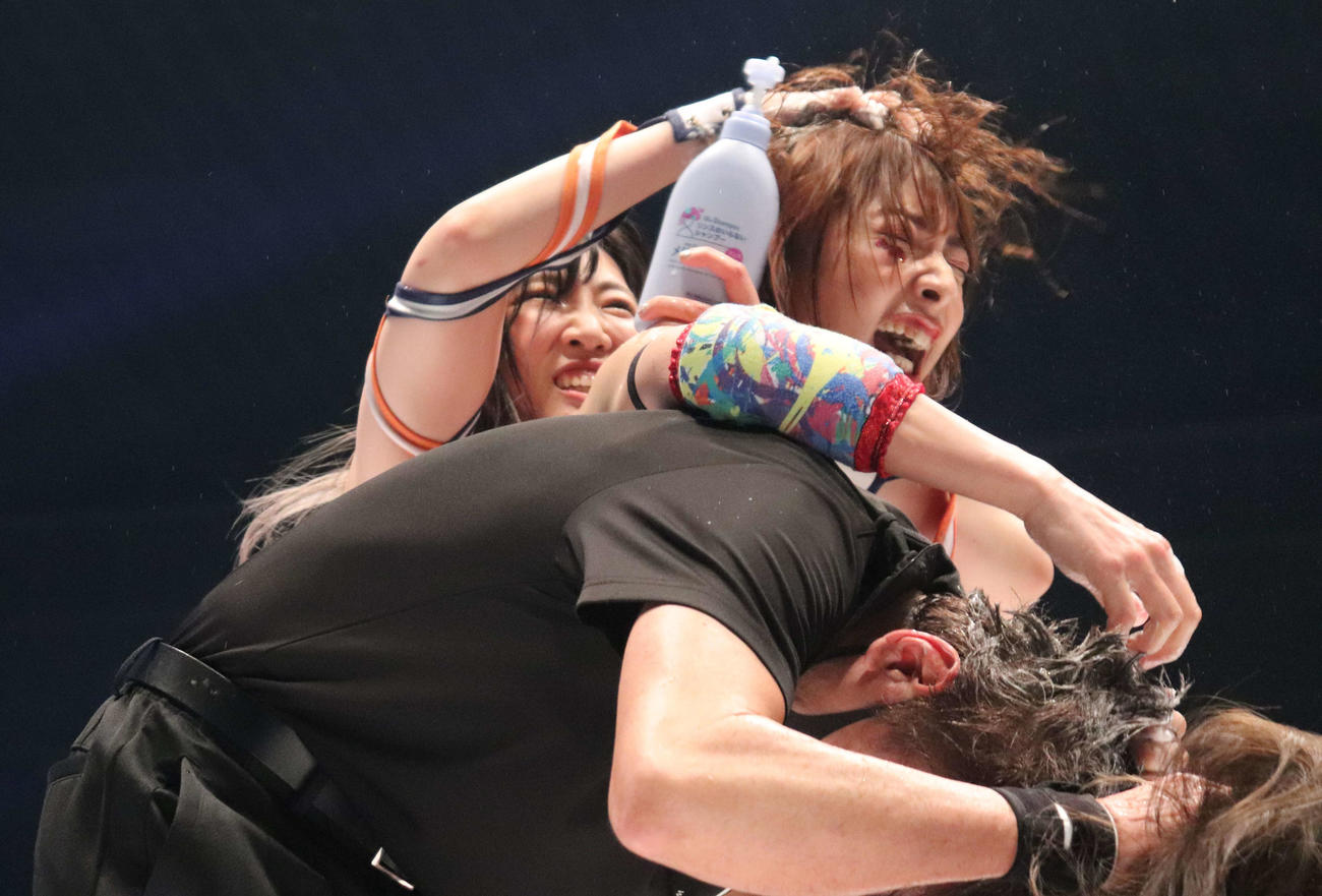 スターダムとどろき大会　向後桃の髪をシャンプーするレディ・C（上）（撮影・渋谷征平）