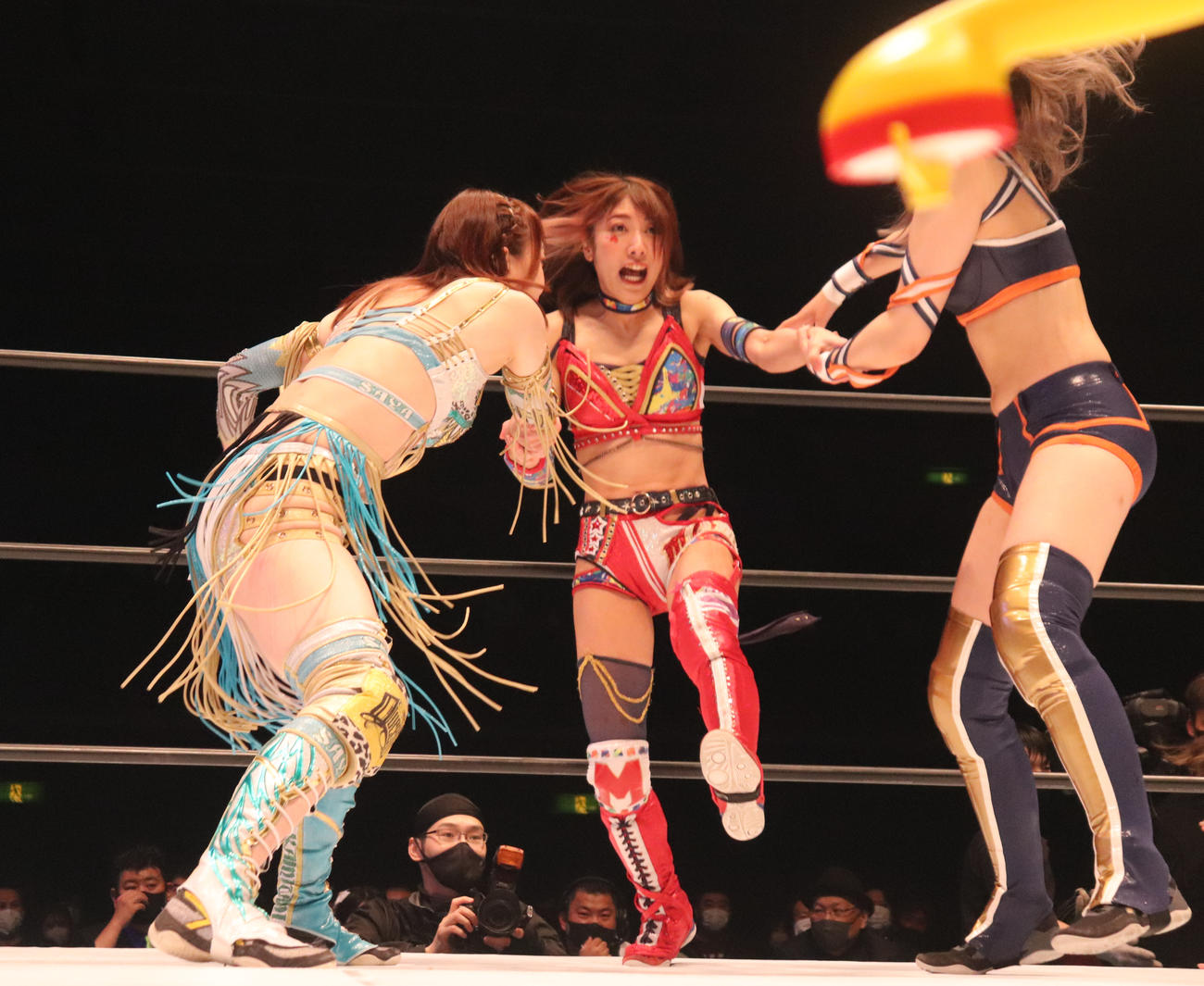 スターダムとどろき大会　すぐに捕まった向後桃（撮影・渋谷征平）