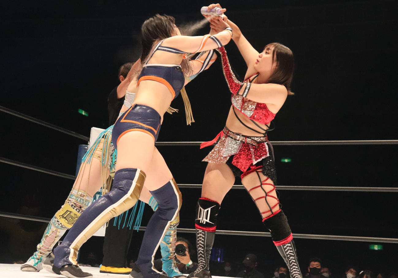 スターダムとどろき大会　レディ・C（手前）、上谷沙弥にスプレー攻撃をするひめか（撮影・渋谷征平）
