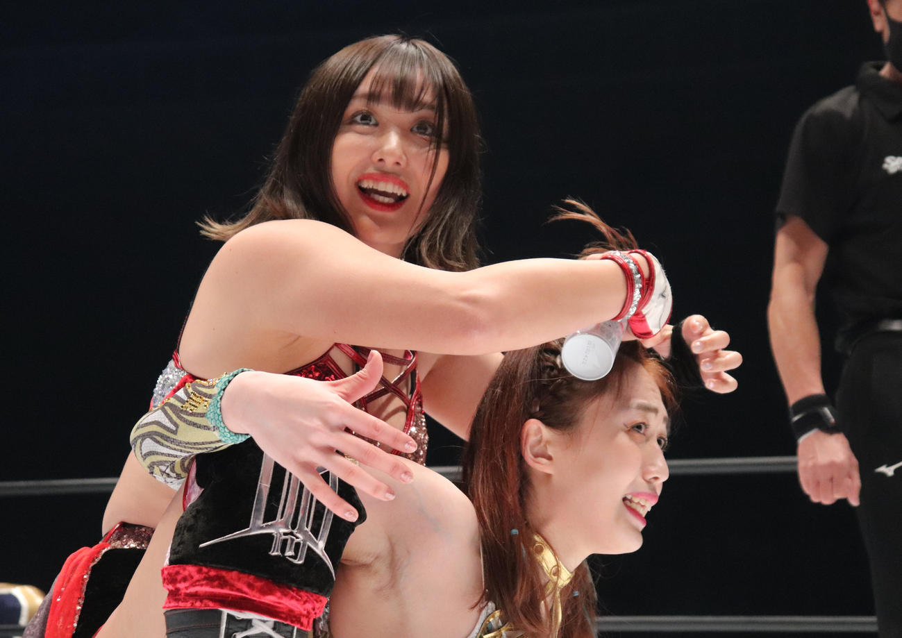 スターダムとどろき大会　「きれいにしようねー」上谷沙弥に乗っかりスプレーで髪の毛を固めるひめか（撮影・渋谷征平）