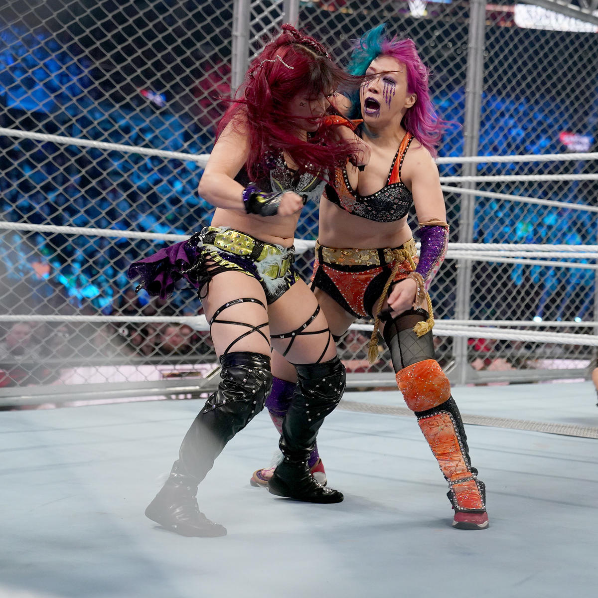 イヨ・スカイ（左）と競り合うアスカ（C）2022 WWE, Inc. All Rights Reserved.