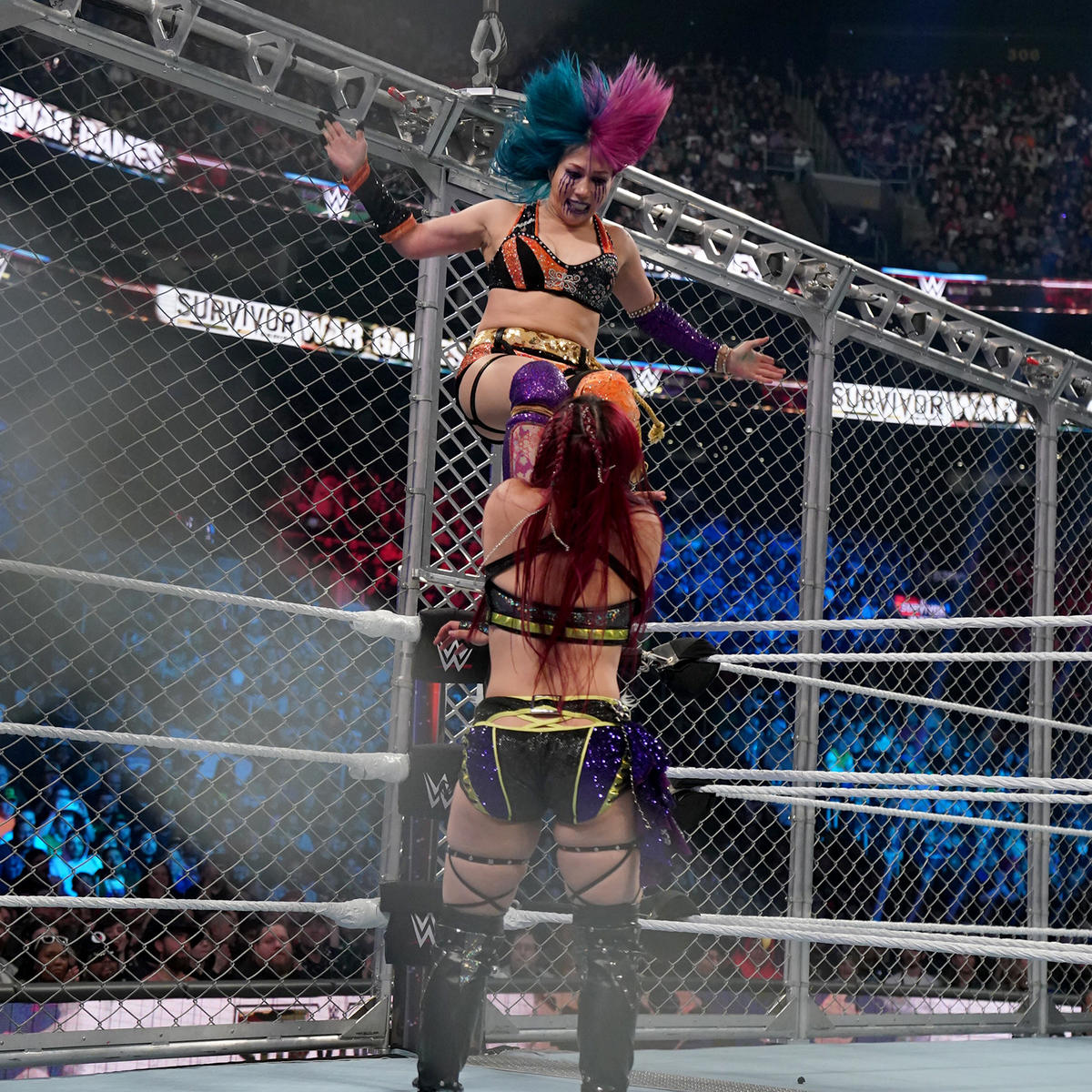 イヨ・スカイ（手前）にミサイルキックを狙ったアスカ（C）2022 WWE, Inc. All Rights Reserved.