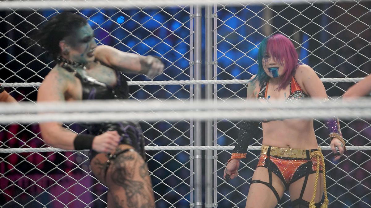 リア・リプリー（左）に毒霧を噴射したアスカ（C）2022 WWE, Inc. All Rights Reserved.
