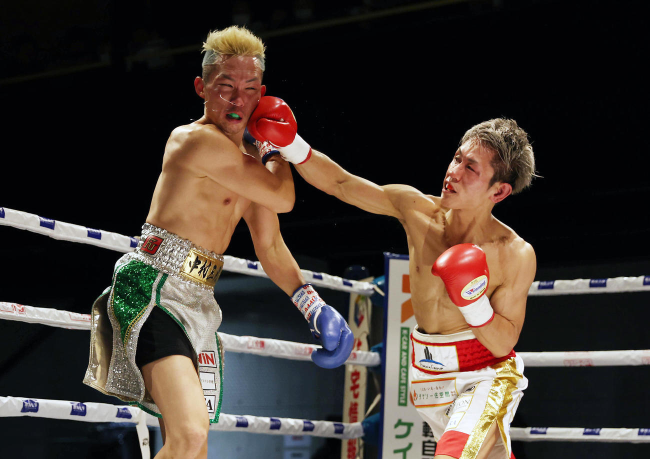 岩崎圭祐対中村祐斗　3回、中村（左）からダウンを奪う岩崎（撮影・前田充）